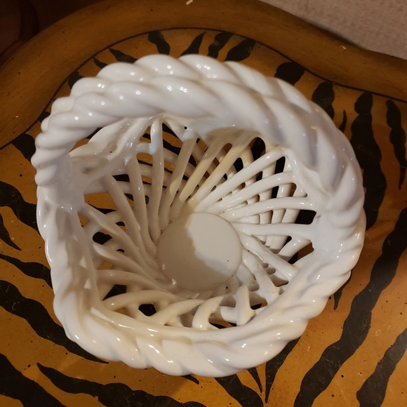 Small white ceramic basket - Picture 3 of 6